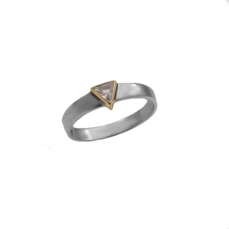 Hjowelry ring med triangulär sten